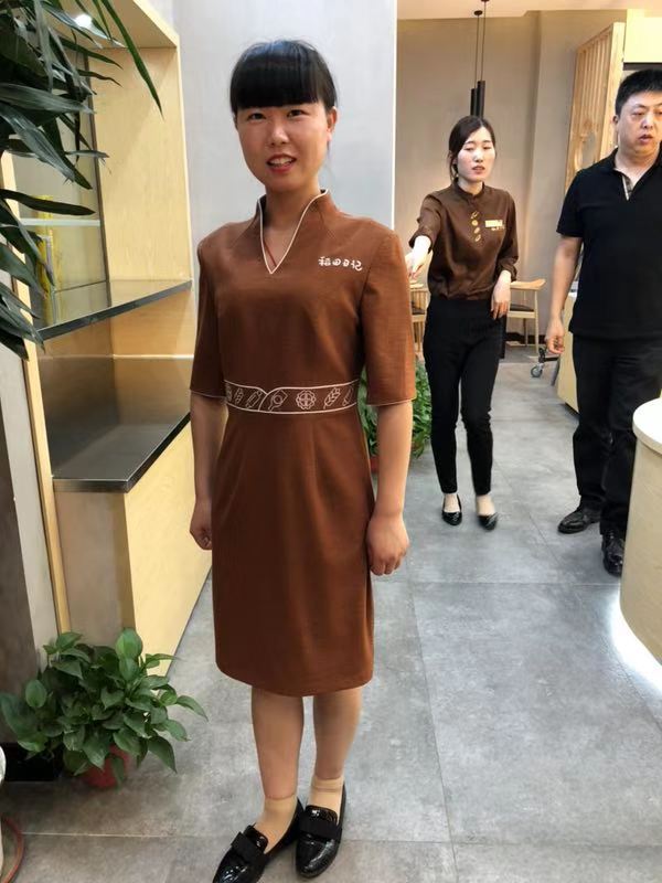 秋季如何选择酒店服务员服装款式